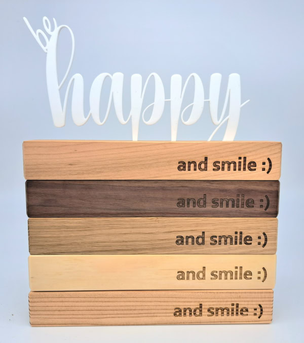 Dekoleiste Holz mit Gravur and smile, Schriftzug behappy in Acryl