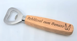 Flaschenoeffner aus Holz mit Lasergravur Schlüssel zum Genuss