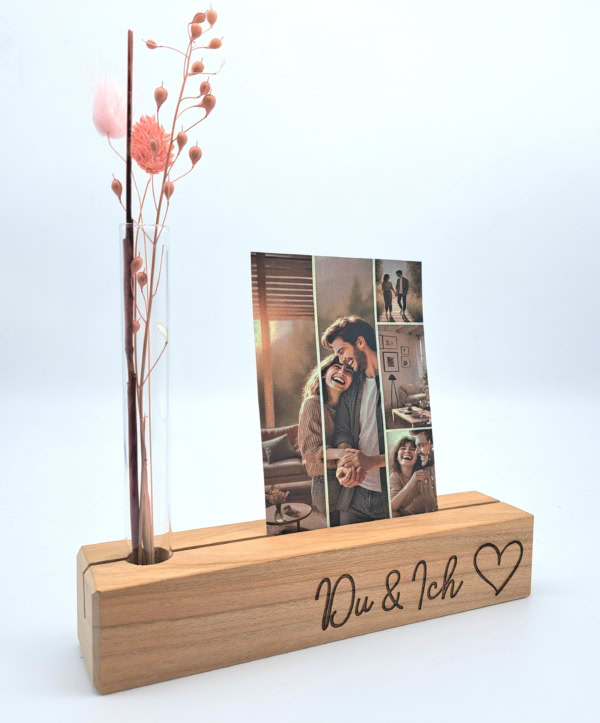 Fotoleiste aus Holz mit individueller Gravur und Reagenzglas mit Trockenblumen – Bild 8