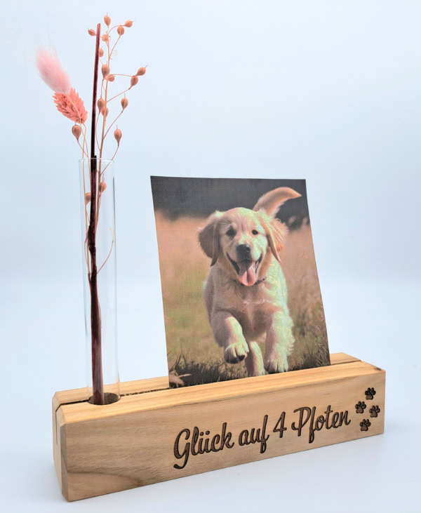 Fotoleiste aus Holz mit individueller Gravur und Reagenzglas mit Trockenblumen – Bild 7