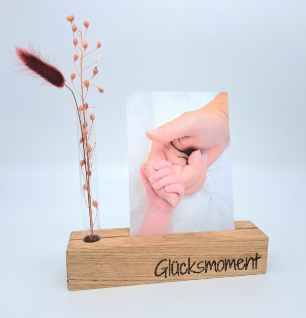 Fotoleiste aus Holz mit individueller Gravur und Reagenzglas mit Trockenblumen – Bild 6