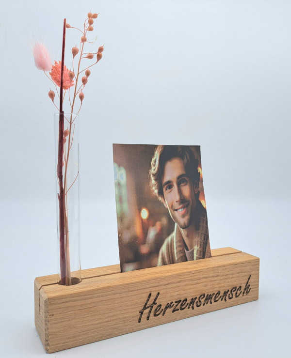 Fotoleiste aus Holz mit individueller Gravur und Reagenzglas mit Trockenblumen – Bild 5