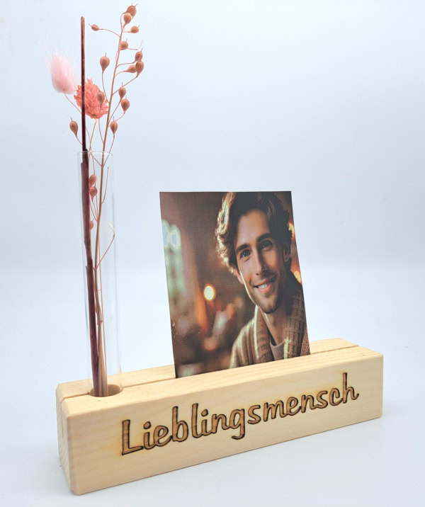 Fotoleiste aus Holz mit individueller Gravur und Reagenzglas mit Trockenblumen – Bild 4