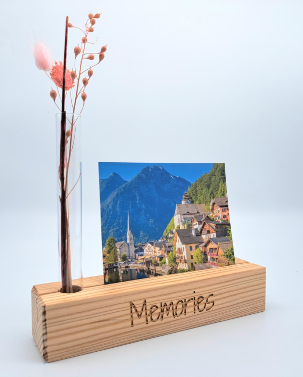 Fotoleiste aus Holz mit individueller Gravur und Reagenzglas mit Trockenblumen – Bild 3