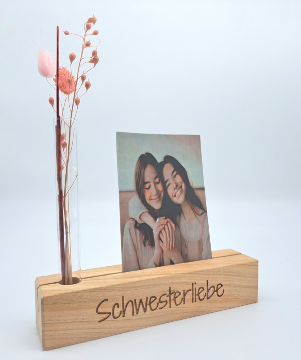 Fotoleiste aus Holz mit individueller Gravur und Reagenzglas mit Trockenblumen – Bild 2