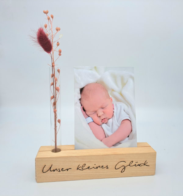 Fotoleiste aus Holz mit Gravur, Reagenzglas mit Trockenblumen