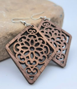 Holzohrringe Raute mit Blumenornament