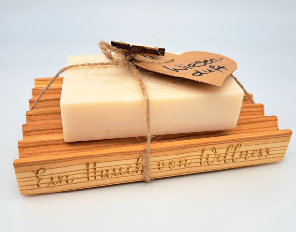 Set Naturseife aus Eselmilch mit Wiesenduft auf Lärchenschale mit Gravur Ein Hauch von Wellness