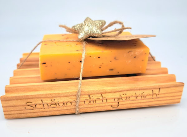 Naturseife mit Eselmilch und Winterduft Seifenschale aus Lärchenholz mit Gravur schäum dich glücklich